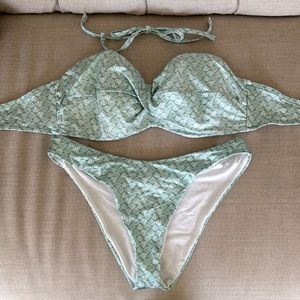 Victoria’s Secret Bikini (top: 36DD bottom: L)